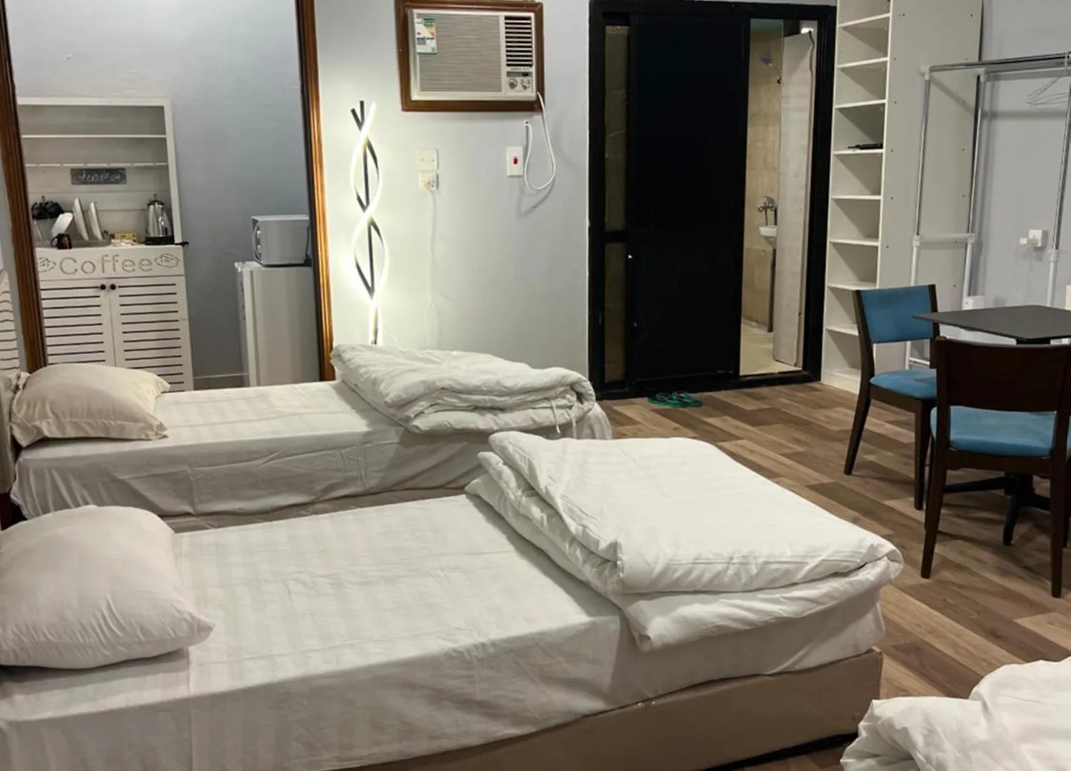 Quad Room Near Masjid Nabawi Private Place And Make Sure To Confirm After Booking شقق خاص اتواصل بعد الحجز لتاكيد Μεδίνα Διαμέρισμα